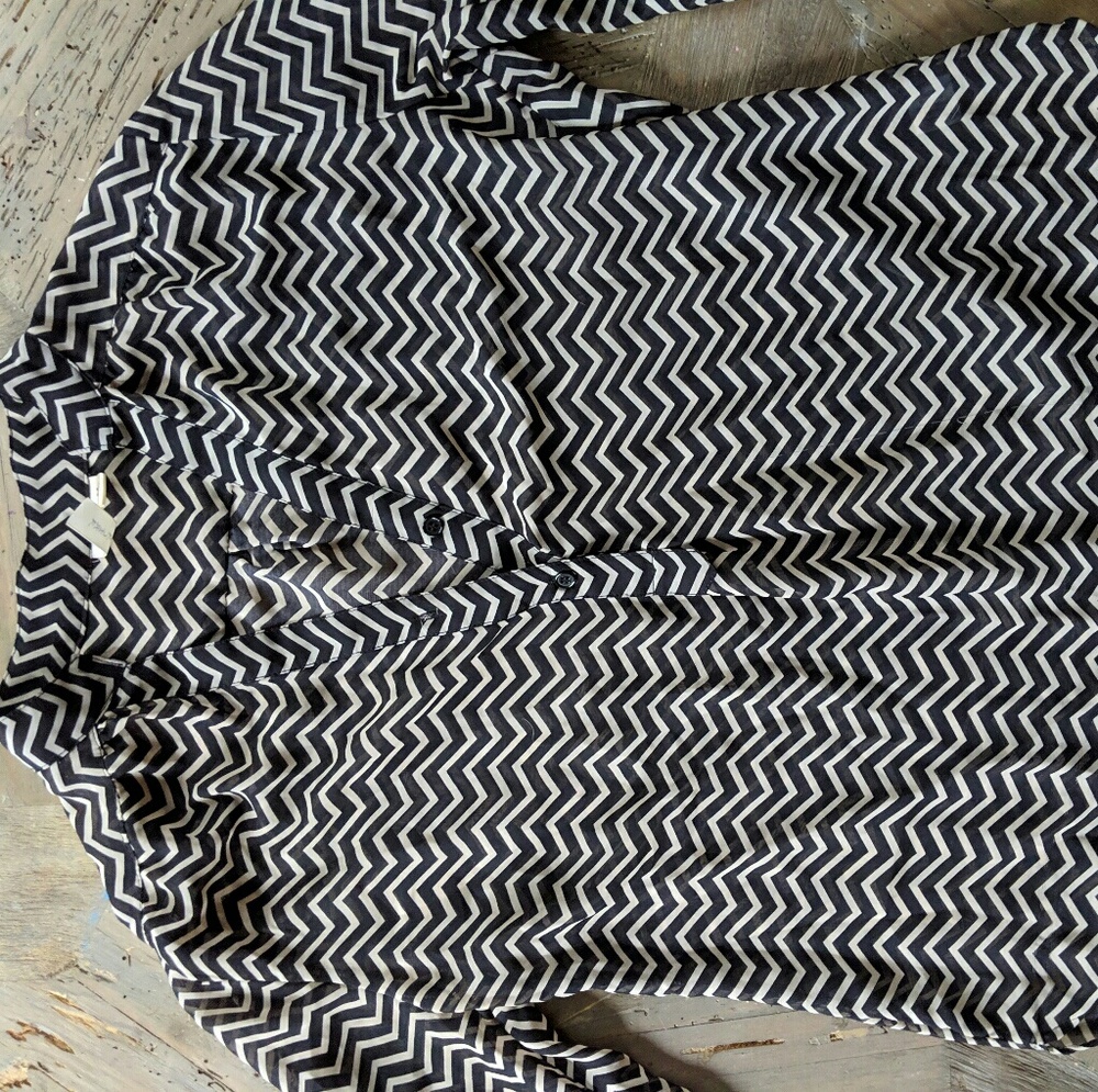 Chevron black and white tunic.